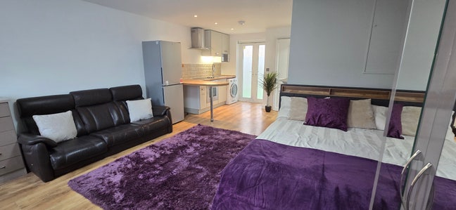 1 double bed studio *Bills Included* Main Photo