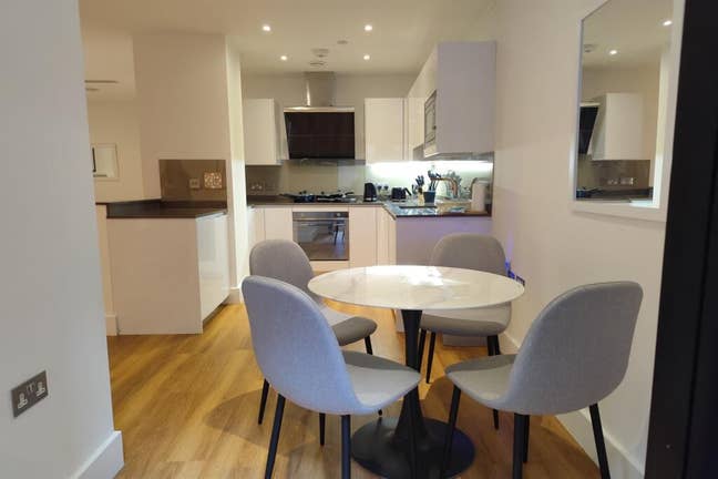 Cozy And Modern Apartment In the City ! Main Photo