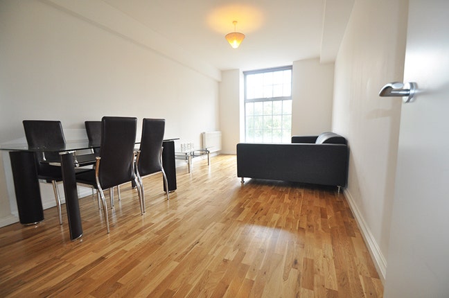 A charming double bedroom apartment in N7 Main Photo