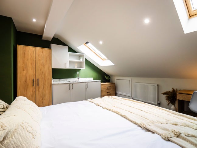 Modern 7-Bedroom HMO – Double En-Suite Rooms Main Photo