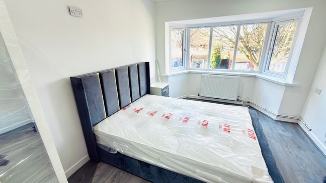 Double bedroom available  Main Photo