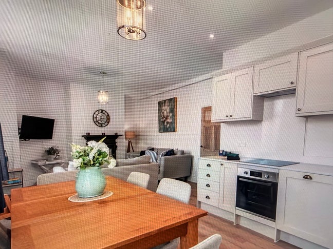 Large rooms in Large Apartment in Church St Cromer Main Photo