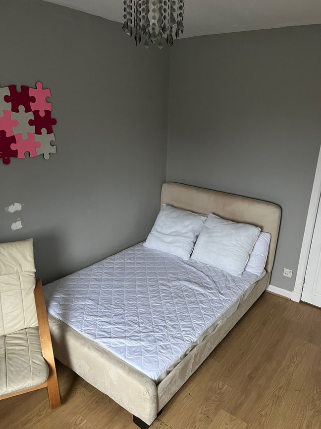 Room available for one person Main Photo
