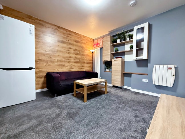 One Bedroom Flat 10-15 Mins Walk to Hounslow West Main Photo