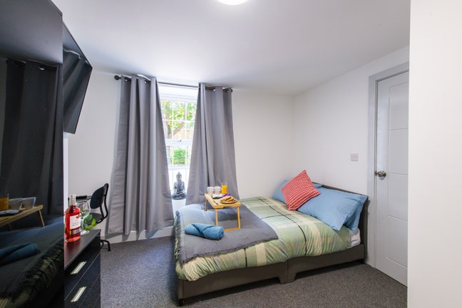 Modern Ensuite Near Town Centre - All Bills Inc Main Photo
