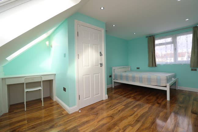 Massive En-Suite! Beautiful Garden- Don't Miss Out Main Photo