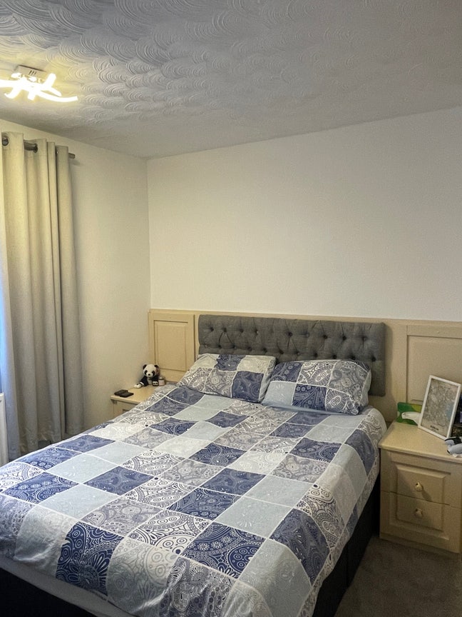 Lovely furnished room near County Oak shopping  Main Photo