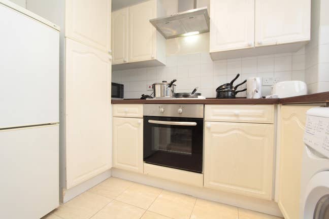 Room Available in a 3 Bed Flat Next to Dlr E14 Main Photo