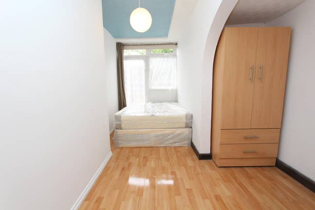 Fully furnished double room in Hainault  Main Photo