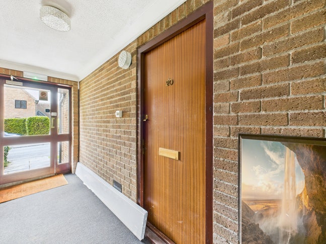 Spacious and Modern 1-Bedroom Flat with Garage Main Photo