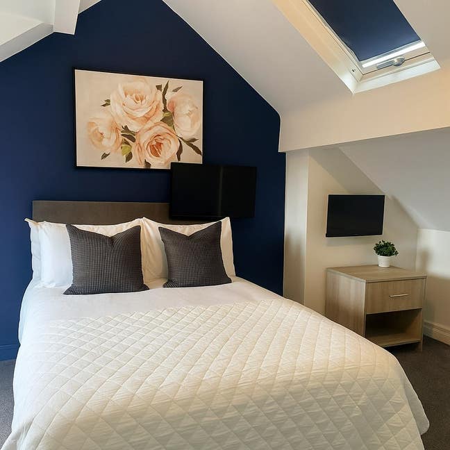 Fully Furnished Double En-Suite Room in Shared Hou Main Photo