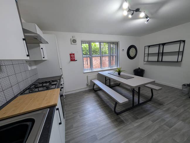 6 Bed House with Secure Parking Main Photo