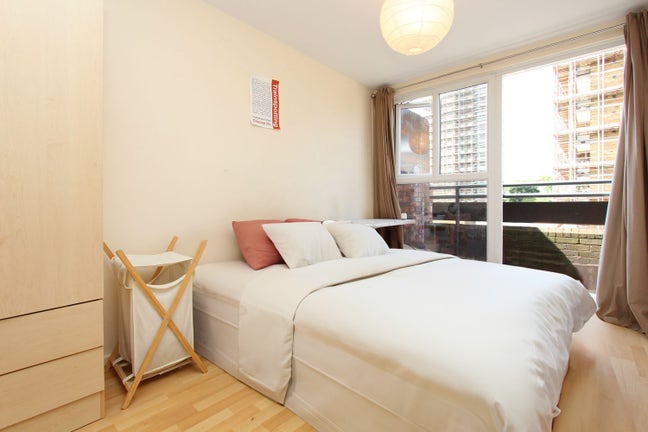 Private Balcony - Close to Station and Park!! Main Photo