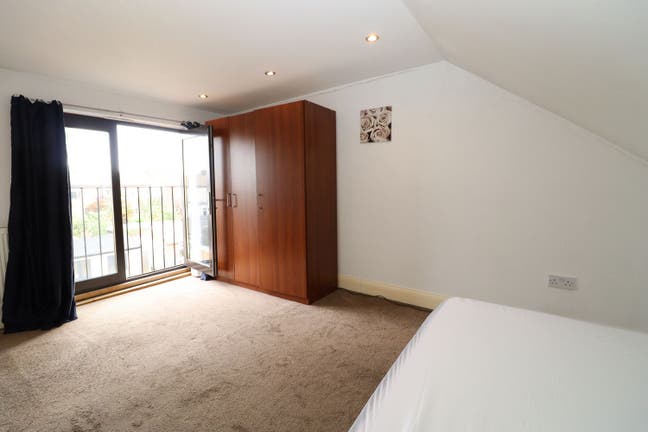Amazing Room Available In Redbridge! Main Photo