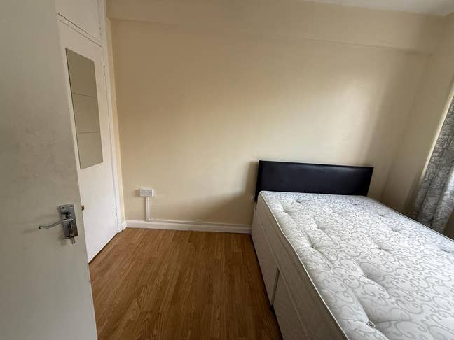 Large Modern Room • 5 Mins to Jubilee Line Main Photo