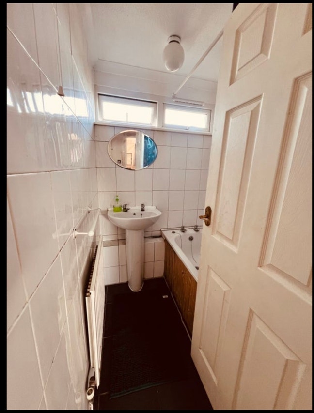 Double room available in 3 bedroom flat Main Photo