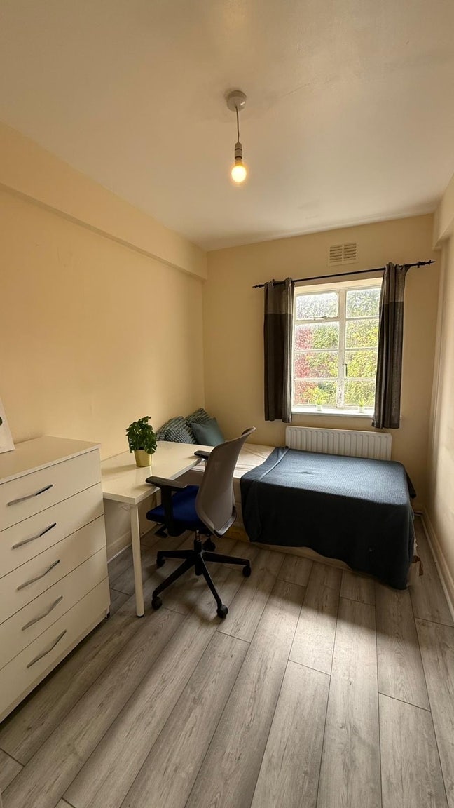 Zone 2- Spacious Single Room 5 Min Walk to Station Main Photo