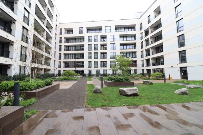 New build in ZONE 1 /w balcony in Shoreditch  Main Photo