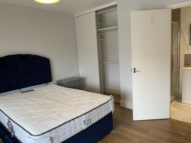 Woman- large en-suite 7 mins Surbiton station Main Photo