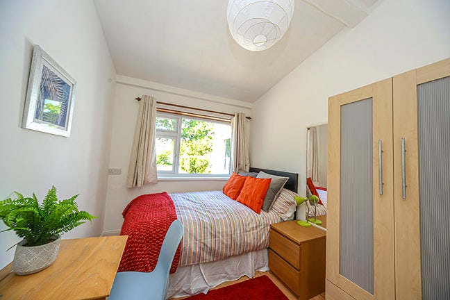 Sm Double room in large house close to Airbus, MOD Main Photo