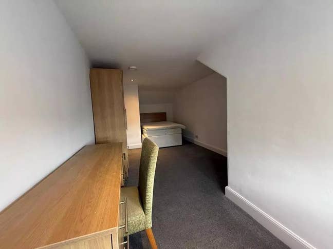Single bed room available Main Photo