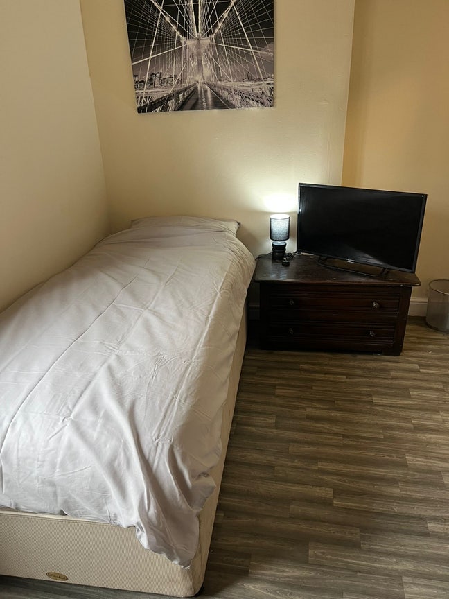 Single room with en-suite in a shared house Main Photo
