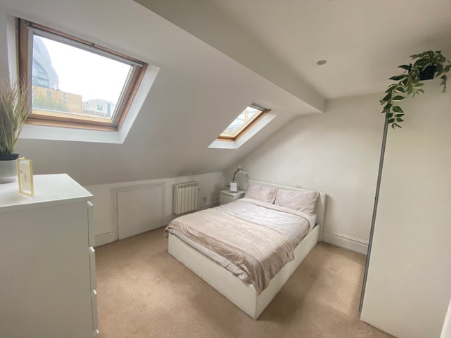 Cozy Double Room in Friendly Home – Bills Included Main Photo