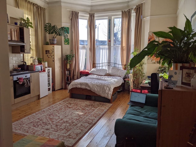 Large studio room in friendly house share Main Photo