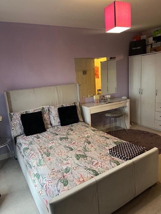 Spacious furnished double bedroom!! Main Photo