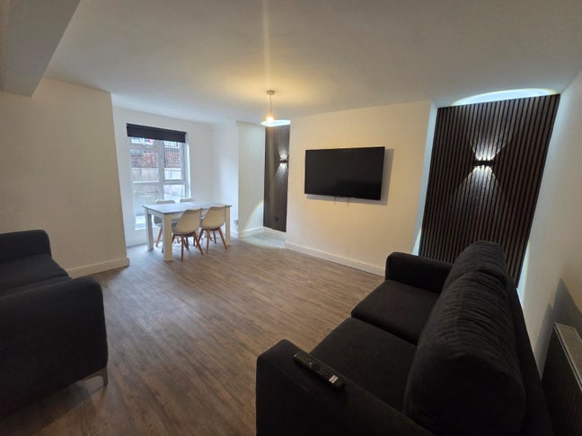 Short term 5 month let - Stunning Renovation! Main Photo