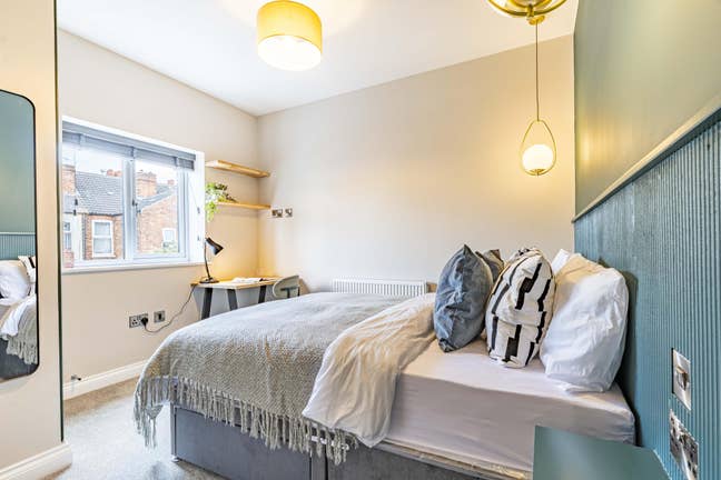  Stunning Boutique Ensuite Room! Available now! Main Photo
