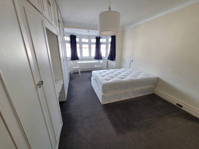Huge double room in Willesden Green  Main Photo