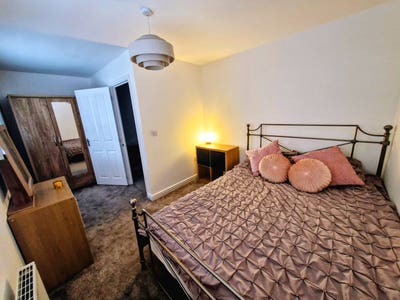 Female Only Share King Size room in LS25 (Kippax)  Main Photo