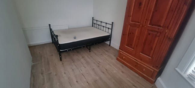 Available si gle and double room in the same house Main Photo