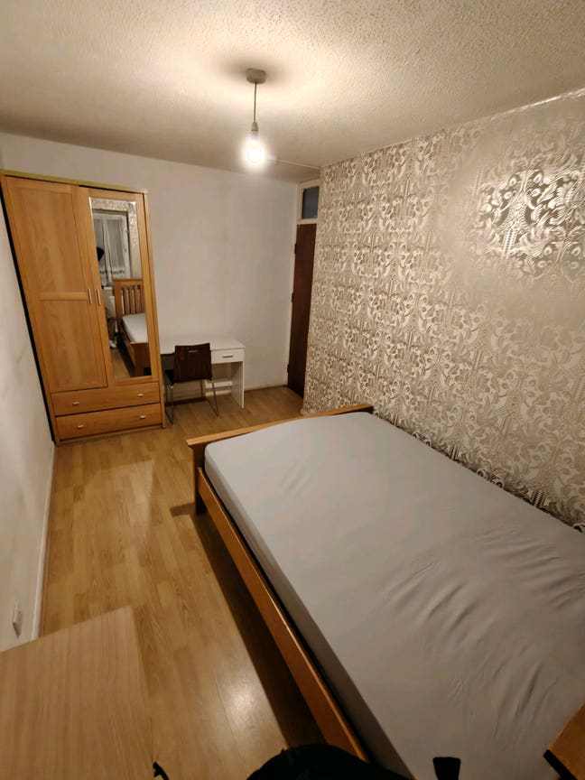 Double Bedroom Available in Mile End Main Photo