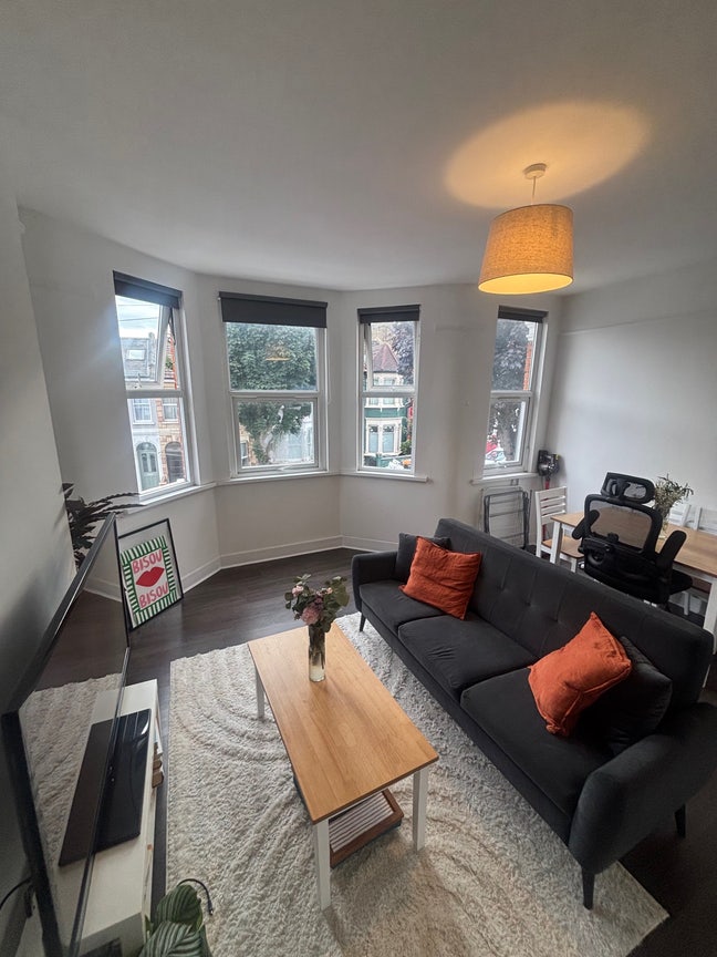 Recently Refurbished  2 Bed Flat In Harringey Main Photo