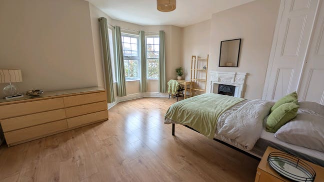 Lovely Large Refurbished Double Room Main Photo