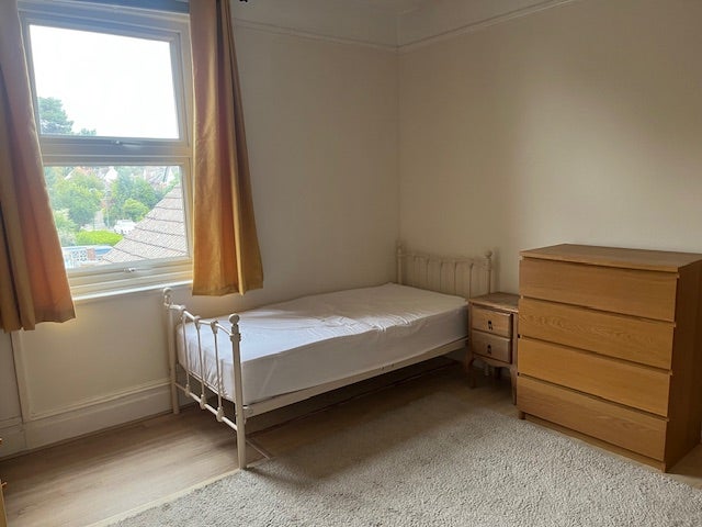 Spacious room available in lovely flat Main Photo
