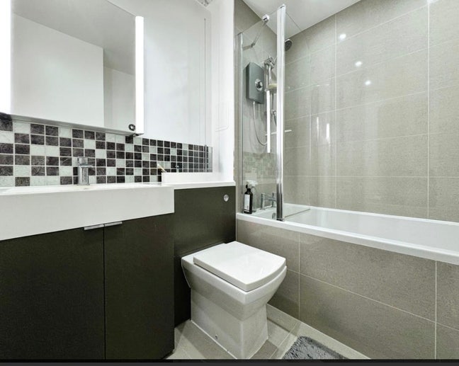 Double bedroom in a luxury flat  Main Photo