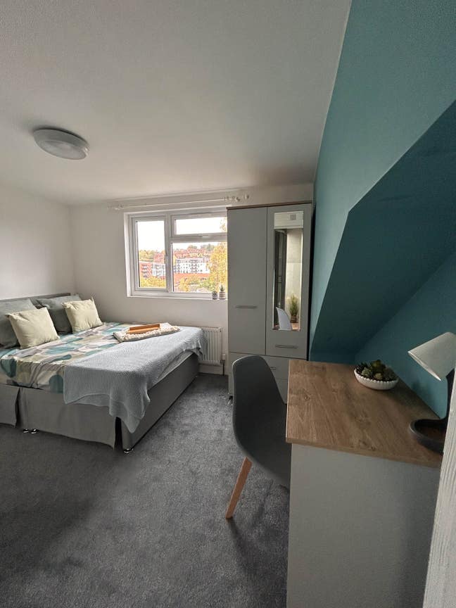 🏡 Loft Ensuite Room Available in Stylish 6-Bed 🏡 Main Photo