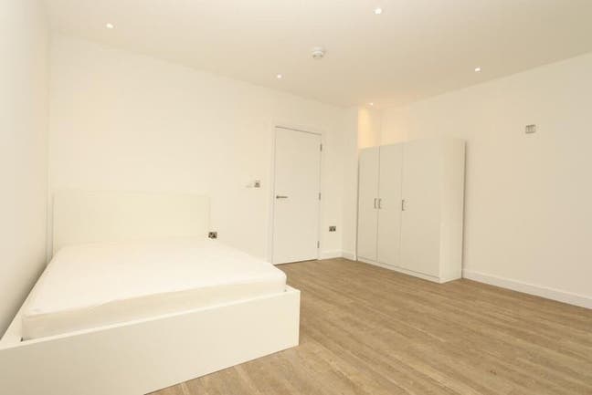  Spacious double room with balcony - Canada Water  Main Photo