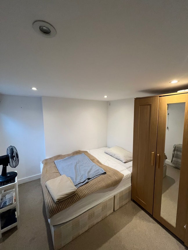 Double Bed in Bright House, Near Tube & Wimbledon Main Photo