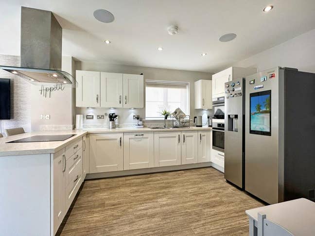 Deluxe Room Near the Hospital &pound;695 inc bills Main Photo