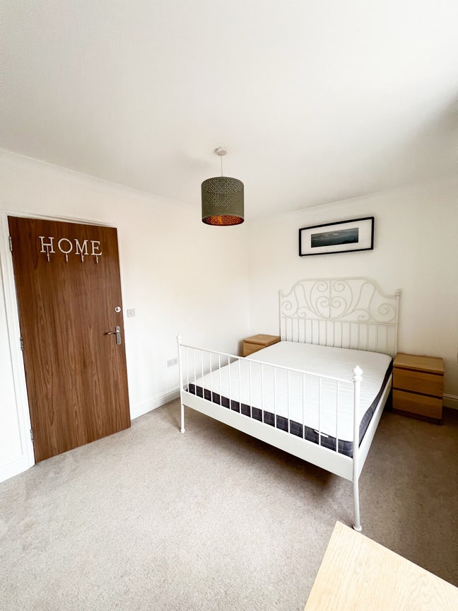 One Double Bedroom Available  Main Photo