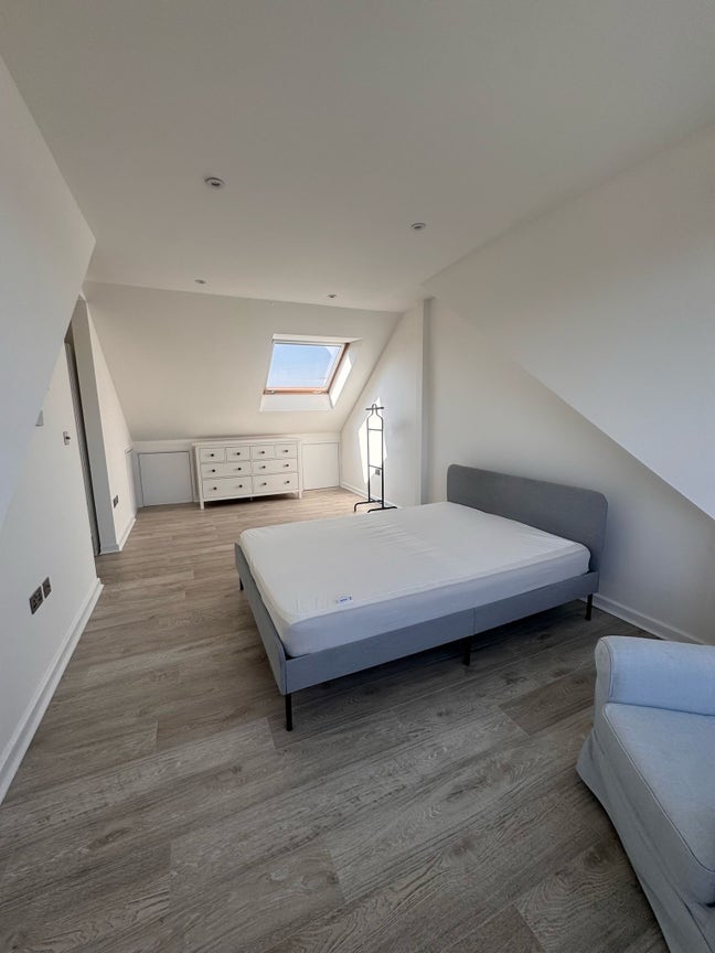 Double Room in a 4 bedroom 2 bathroom modern house Main Photo