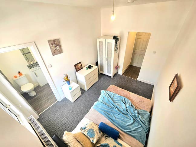 Ensuite room with kitchinette  in DN4 Main Photo