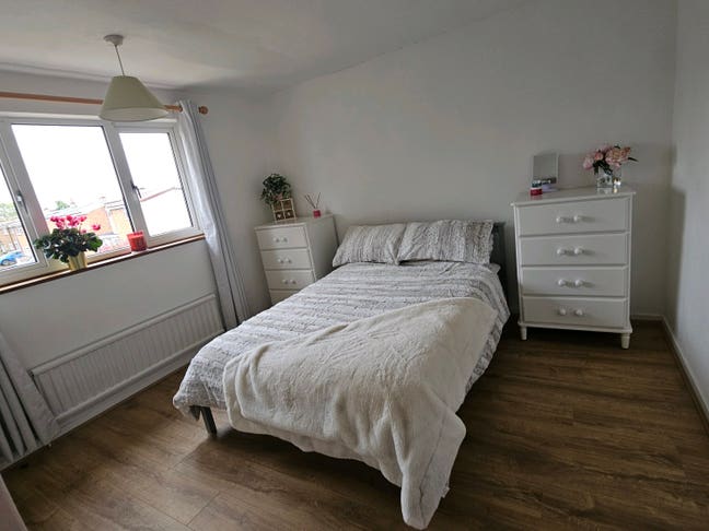 Two rooms in friendly relaxed house share Main Photo