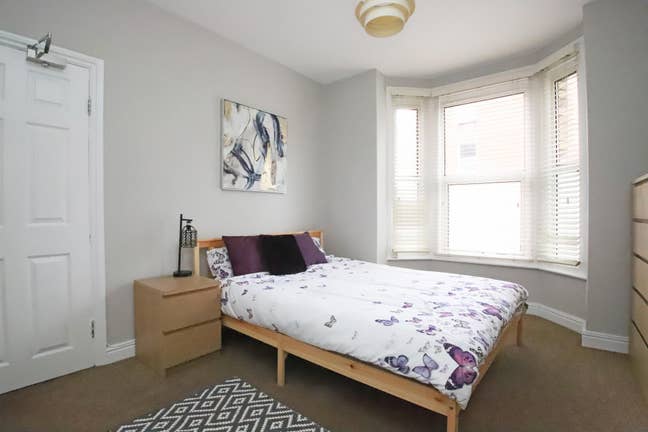 Large Double Town Centre Room with En Suite Main Photo