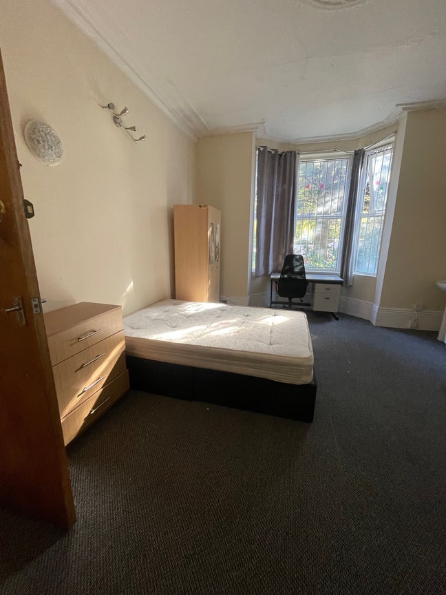 Stunning Room Available in Hyde Park Now Main Photo