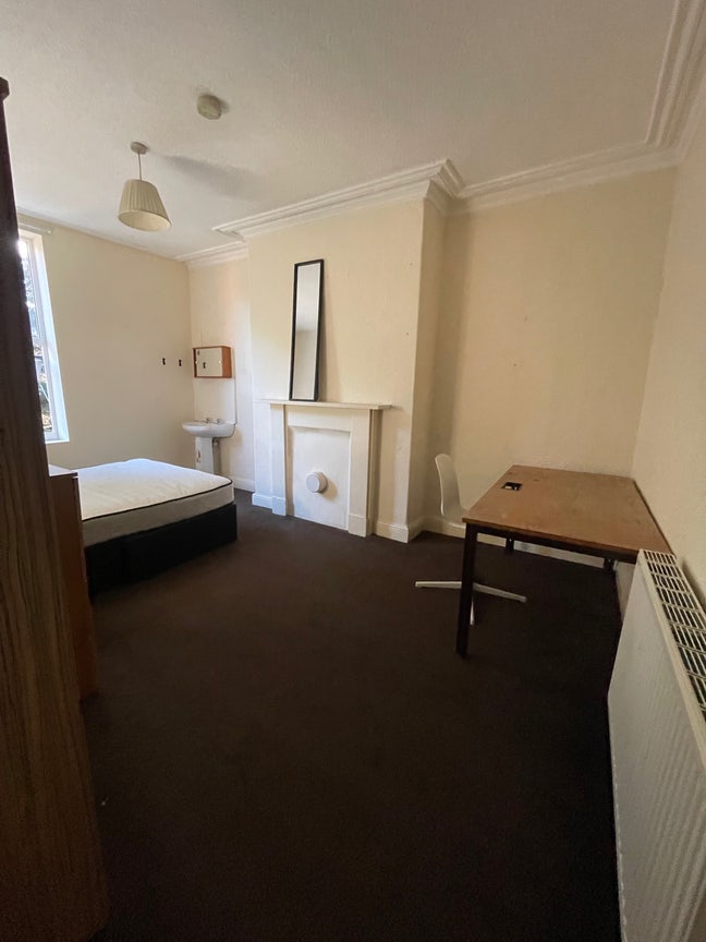 Lovely Room LS2 Available - Close to City Centre Main Photo